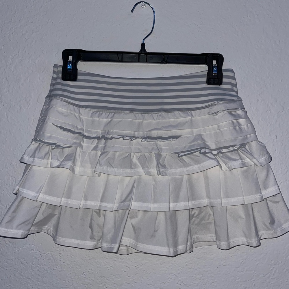 🖤white/grey lululemon ruffle skort!!🖤